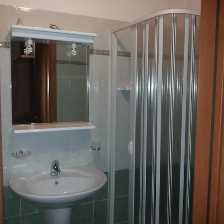 Le Querce מלון 2*