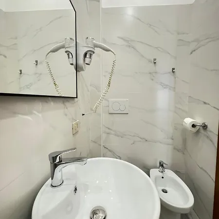 Le Querce מלון 2*