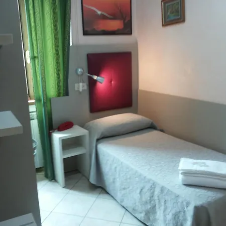 Le Querce מלון 2*